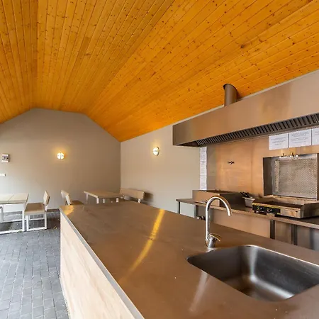بيت للعطل Feniks Seaside With Pool & Near كولوبرزيغ
